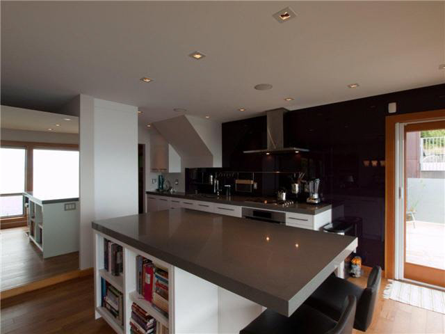 三角窗客厅与湖景